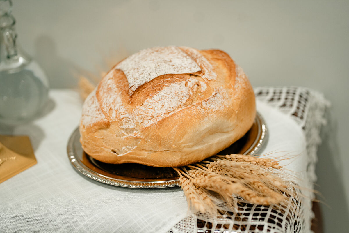 Round loaf on a paten with wheat sheaves