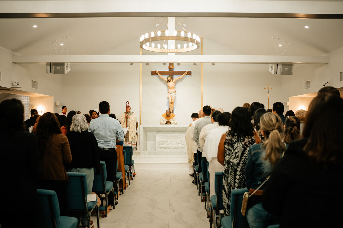 Mass with the bishop at the altar and the full congregation