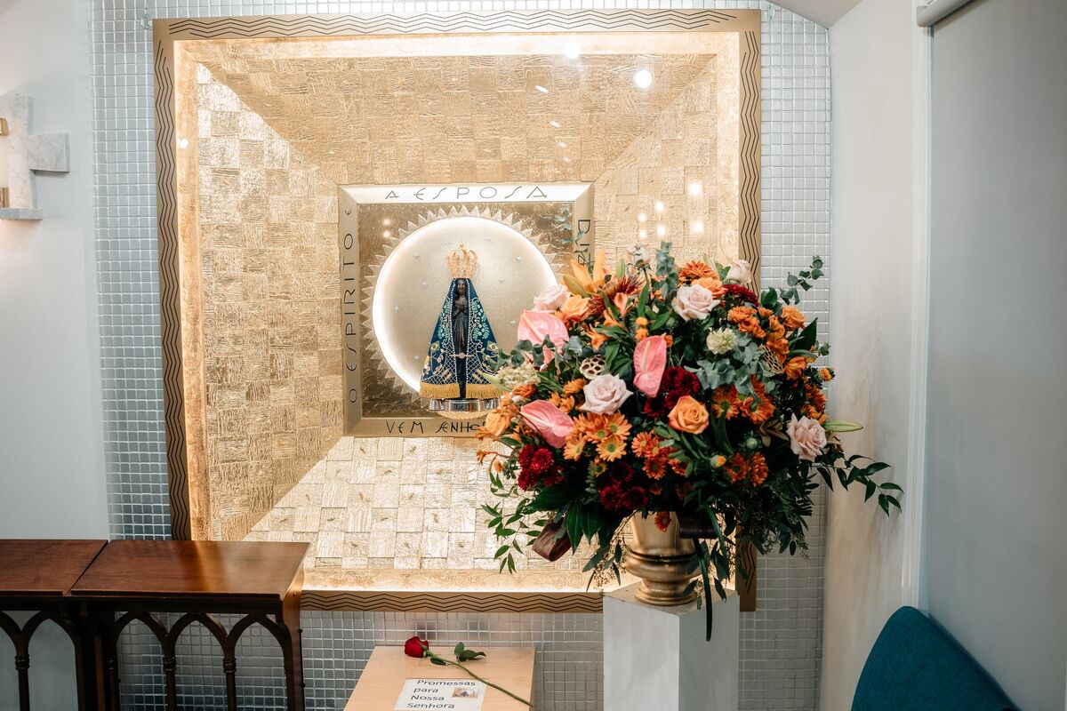 Aparecida shrine niche with autumn floral arrangement