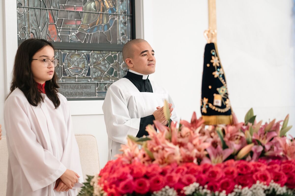 Server near the statue of Our Lady during the May Crowning